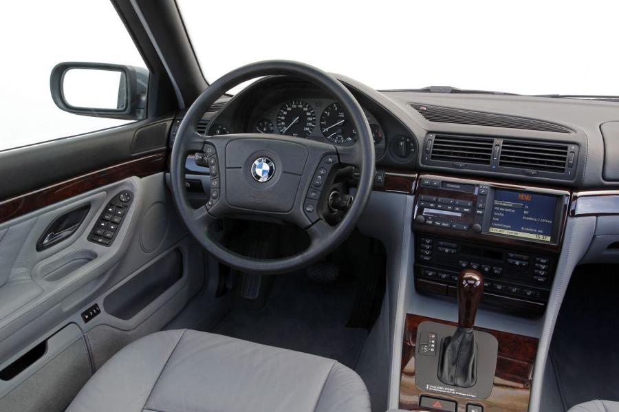  BMW 750i 1994 года  (фото 7 из 14)